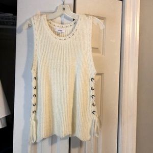 Sleeveless chunky knot sweater with lace-up ties in sides.